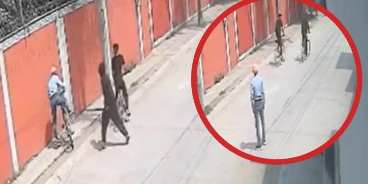 Captan en video robo a adulto mayor en León, Guanajuato; le quitan su bicicleta