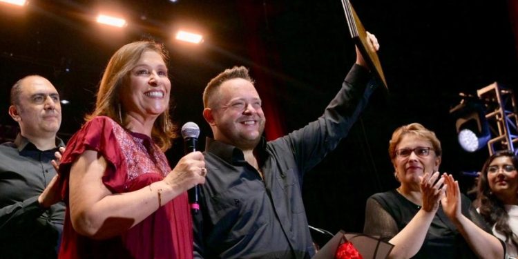 Rocío Nahle clausuró el exitoso Festival Internacional del Bolero en Veracruz