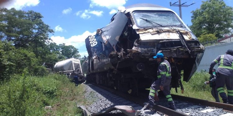 Tráiler impacta al Tren Interoceánico en Macuspana