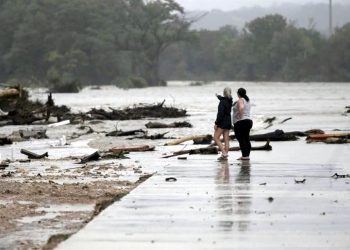 Siguen buscando a 27 niñas desaparecidas tras devastadoras inundaciones en Texas