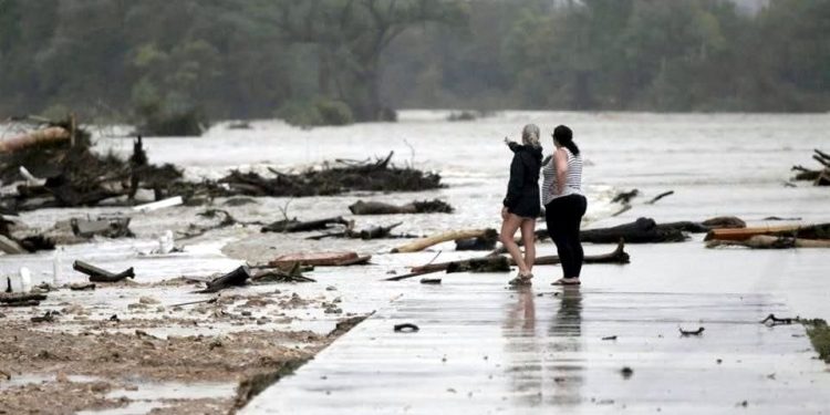 Siguen buscando a 27 niñas desaparecidas tras devastadoras inundaciones en Texas