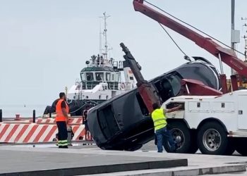 Auto cae al mar en el Malecón de Veracruz; dos personas fallecen