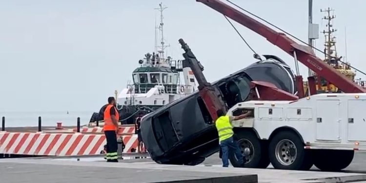 Auto cae al mar en el Malecón de Veracruz; dos personas fallecen