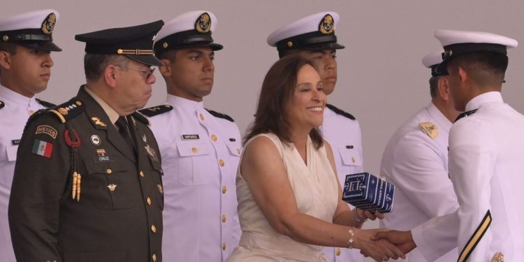 Rocío Nahle amadrina a 337 cadetes de la Armada de México