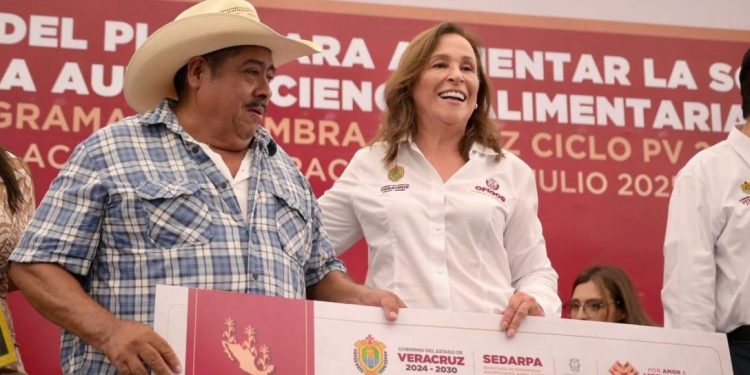 Con maquinaria, semilla y apoyos, Rocío Nahle impulsa a productores de maíz
