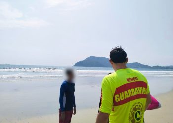 Guardavidas rescatan a joven en playa Miramar de Manzanillo