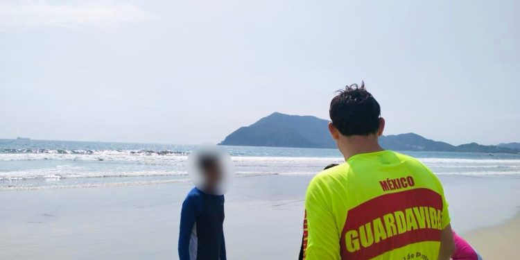 Guardavidas rescatan a joven en playa Miramar de Manzanillo