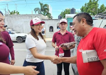 Anahí González y Andrea González realizan jornada de descacharrización en calles de la Región 96 en Cancún