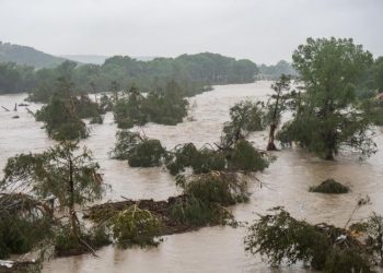Al menos 13 muertos y decenas de desaparecidos por inundaciones en Texas