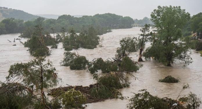 Al menos 13 muertos y decenas de desaparecidos por inundaciones en Texas