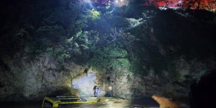Tragedia en Guerrero: autobús cae a un río y deja al menos siete muertos