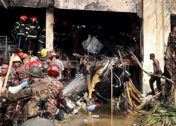 Avión se estrella en escuela de Bangladesh; reportan al menos 18 personas fallecidas
