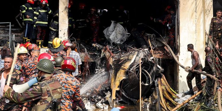 Avión se estrella en escuela de Bangladesh; reportan al menos 18 personas fallecidas