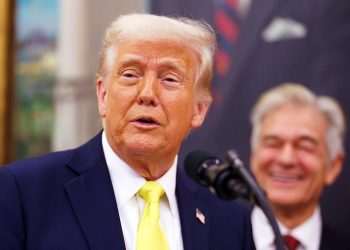 Trump pierde respaldo en política migratoria; desaprobación alcanza el 55 %