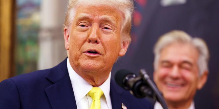 Trump pierde respaldo en política migratoria; desaprobación alcanza el 55 %
