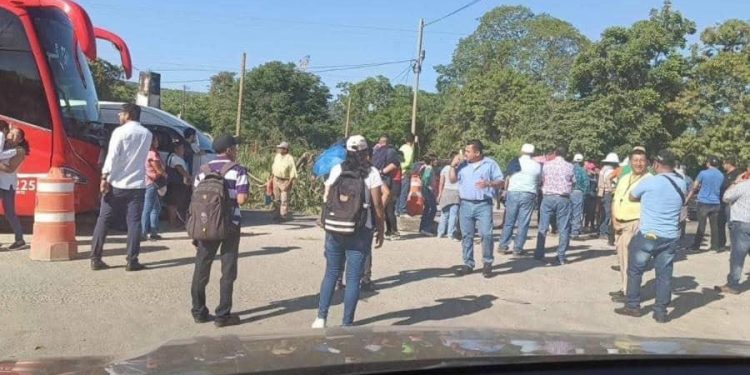 Bloquean la carretera Villahermosa–Escárcega para exigir paso a desnivel