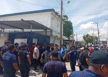 Policías de Macuspana logran promesa de aumento salarial tras manifestación y bloqueo carretero