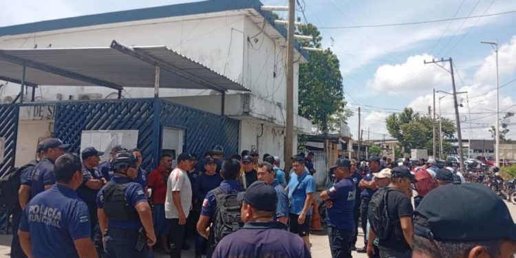 Policías de Macuspana logran promesa de aumento salarial tras manifestación y bloqueo carretero