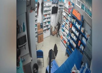 Asaltan farmacia en Paraíso, ladrones escaparon en motocicleta