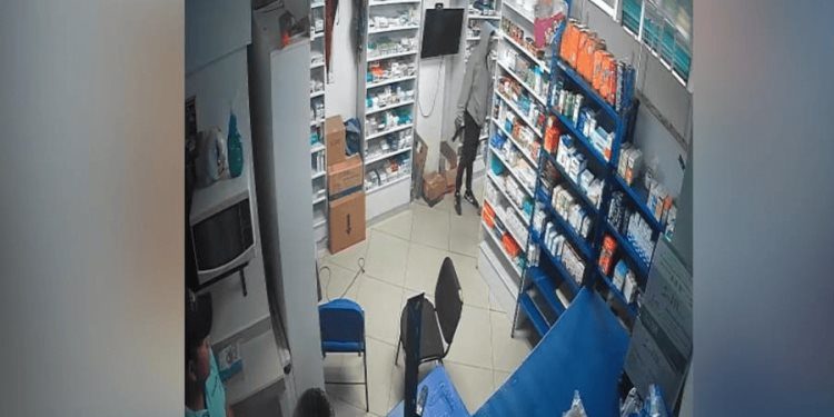 Asaltan farmacia en Paraíso, ladrones escaparon en motocicleta
