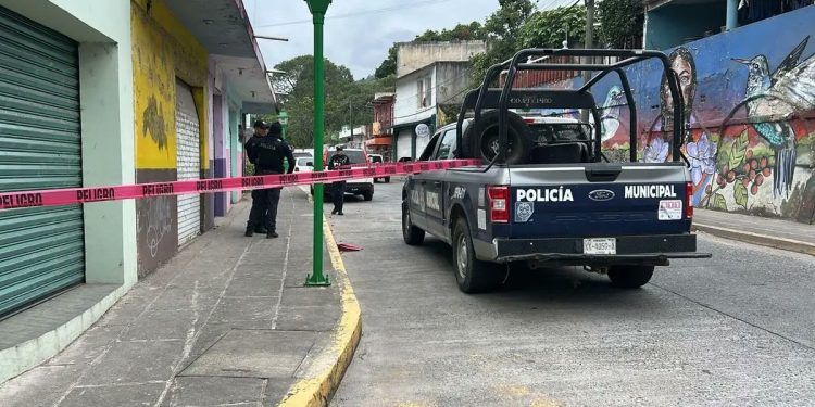 Detienen a hombre que caminaba con una cabeza humana dentro de un morral en Coatepec