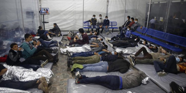 Atacan centro de detención de inmigrantes en Texas; hay diez detenidos