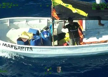Rescatan a tres pescadores desaparecidos en altamar en Sisal