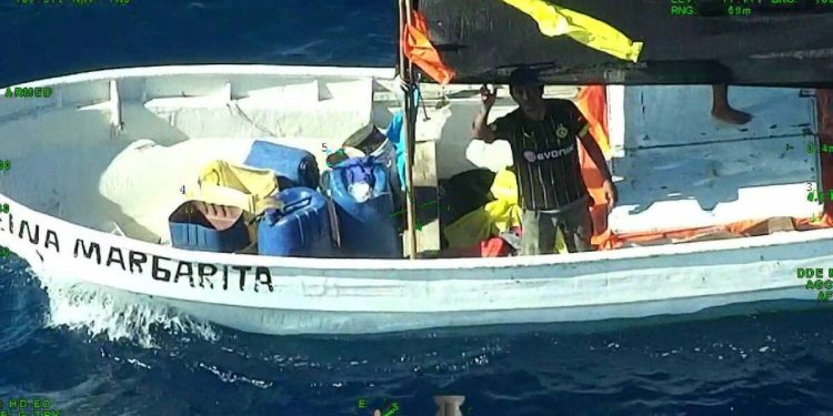 Rescatan a tres pescadores desaparecidos en altamar en Sisal