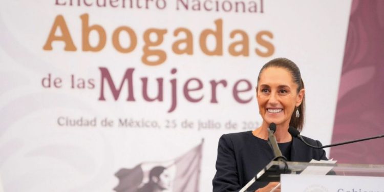 Claudia Sheinbaum lanza programa “Abogadas de las Mujeres” contra la violencia de género