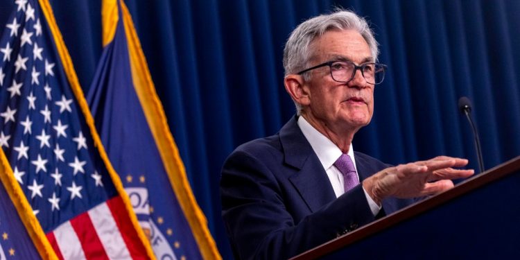 Trump presiona a la Reserva Federal para bajar tasas pese a alza en la inflación