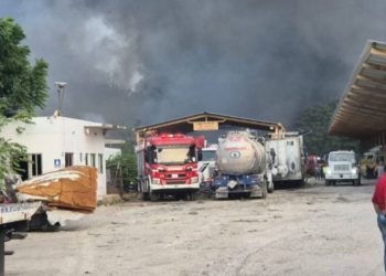 Más de 100 vehículos calcinados en incendio en retén del periférico de Villahermosa: Protección Civil