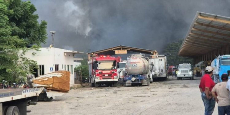 Más de 100 vehículos calcinados en incendio en retén del periférico de Villahermosa: Protección Civil