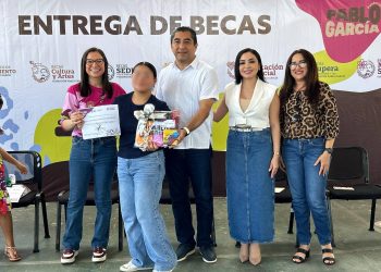 108 ESTUDIANTES DE CHAMPOTÓN RECIBEN BECAS EDUCATIVAS CON EL RESPALDO DEL GOBIERNO DEL ESTADO Y LA FUNDACIÓN PABLO GARCÍA
