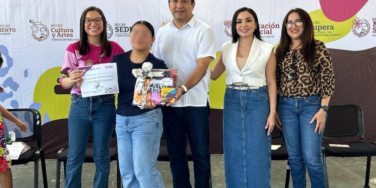 108 ESTUDIANTES DE CHAMPOTÓN RECIBEN BECAS EDUCATIVAS CON EL RESPALDO DEL GOBIERNO DEL ESTADO Y LA FUNDACIÓN PABLO GARCÍA