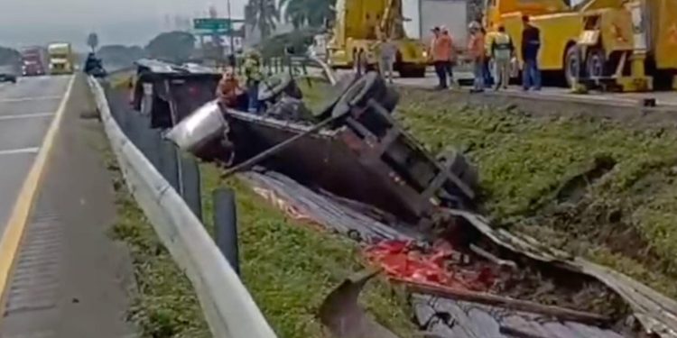 Trailero provoca múltiples accidentes en la autopista Córdoba-Orizaba y deja un fallecido