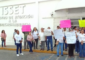 Jubilados del ISSET protestan por adeudos de pensiones en Tabasco