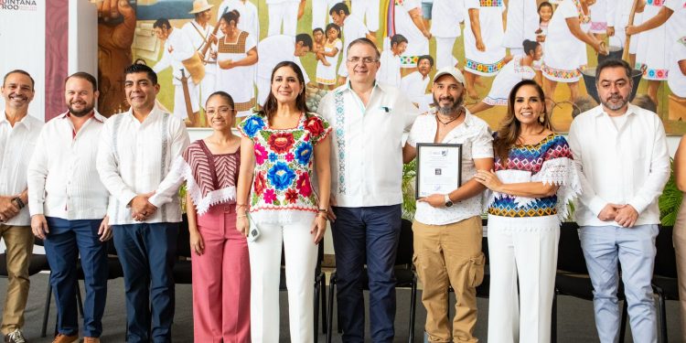 Artesanos y productores playenses reciben certificados Hecho en México