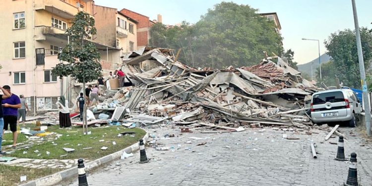 Terremoto en Turquía deja un muerto y 52 heridos