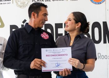 Estefanía Mercado reconoce valentía y entrega de los bomberos de Playa del Carmen