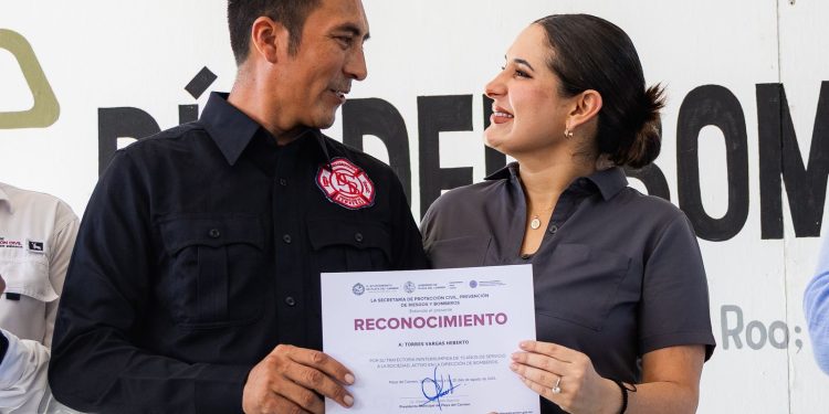 Estefanía Mercado reconoce valentía y entrega de los bomberos de Playa del Carmen