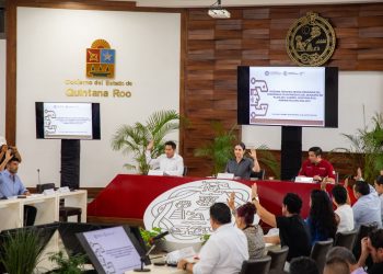 Estefanía Mercado oficializa en Cabildo que el color “Arena Playa” será el color de la ciudad, dejando atrás los colores partidistas