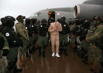 México entrega a EU a 26 presuntos capos que seguían operando desde prisión