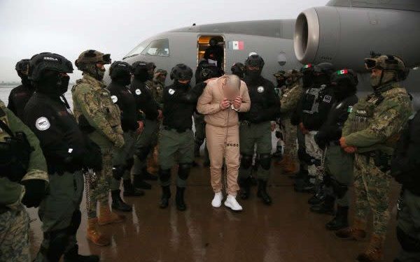 México entrega a EU a 26 presuntos capos que seguían operando desde prisión