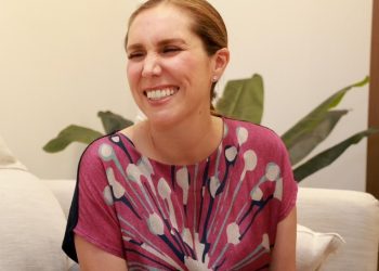 Atenea Gómez apapacha a Aguakan en Isla Mujeres, a pesar de la lucha ciudadana y legal contra la empresa