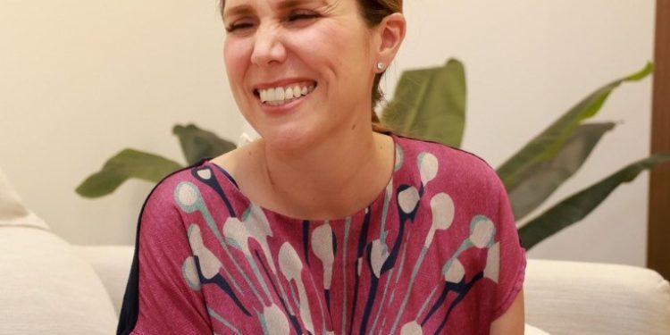 Atenea Gómez apapacha a Aguakan en Isla Mujeres, a pesar de la lucha ciudadana y legal contra la empresa