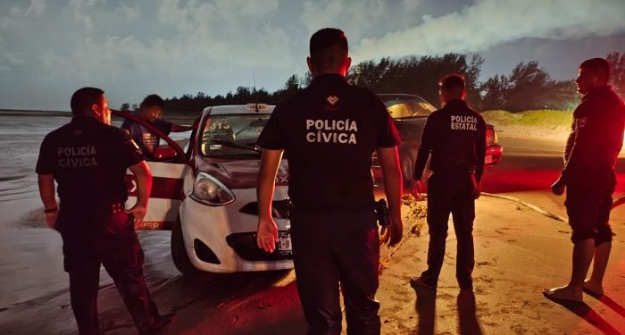 Taxista cae al mar en Tuxpan y es rescatado ileso