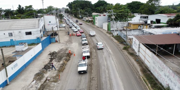 Caos vial en la carretera Villahermosa – La Isla por trabajos hidráulicos