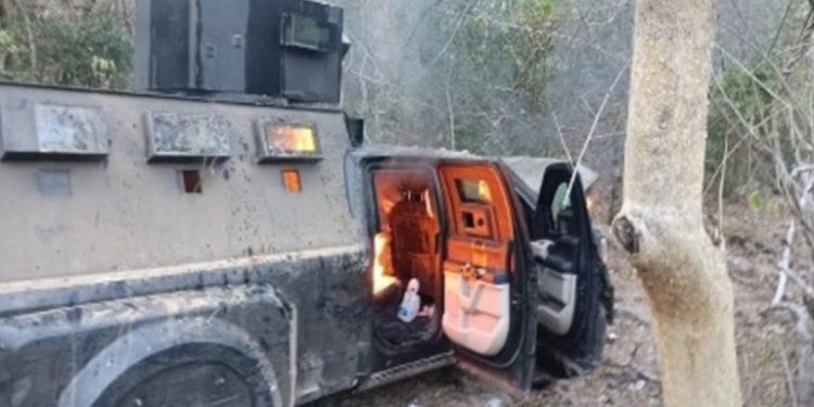 Aseguran arsenal, explosivos y vehículo blindado en operativos en Sinaloa
