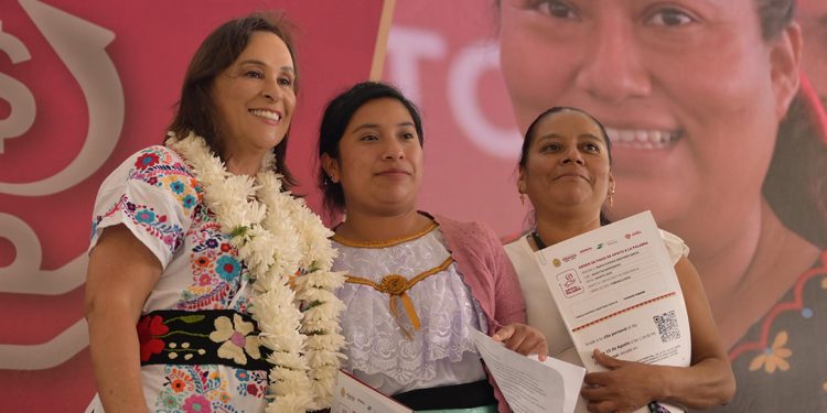 Rocío Nahle entrega Apoyo a la Palabra a mil 994 emprendedores de la sierra de Zongolica