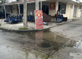 Vecinos de la colonia 18 de Marzo exigen atención ante fugas de agua y calles en mal estado